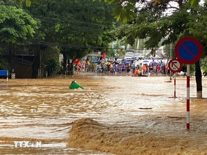 Улицы в квартале Тхукфан (провинция Каобанг) погрузились под воду из-за сильного наводнения (Фото: ВИА)
