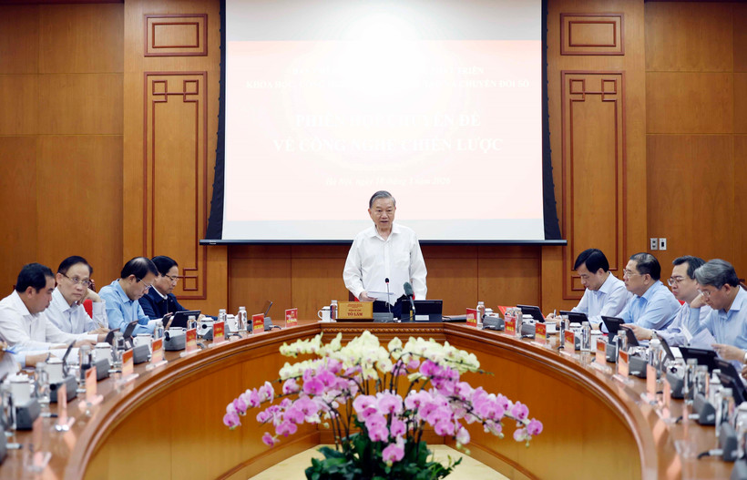 Генсек То Лам, глава Центрального руководящего комитета по развитию науки, технологий, инноваций и цифровой трансформации, выступает (Фото: ВИА) 