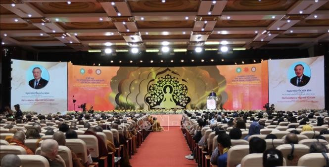 Постоянный заместитель премьер-министра Нгуен Хоа Бинь выступает на церемонии закрытия 20-го Дня Весак ООН 2025 (Фото: ВИА)