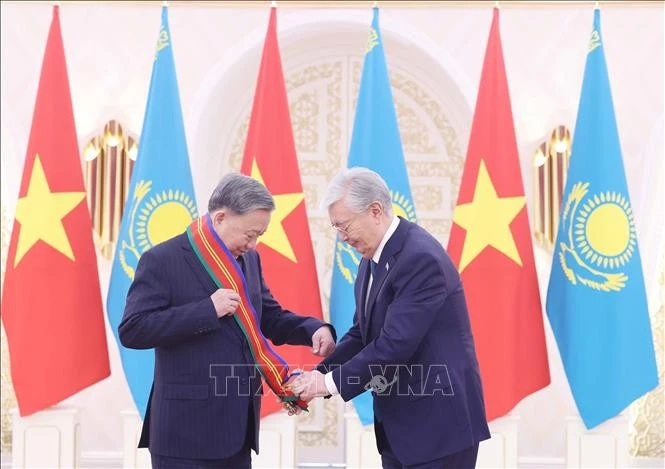 Президент Казахстана Касым-Жомарт Токаев провел церемонию награждения Генерального секретаря То Лама орденом Достык» первой степени (Фото: ВИА)