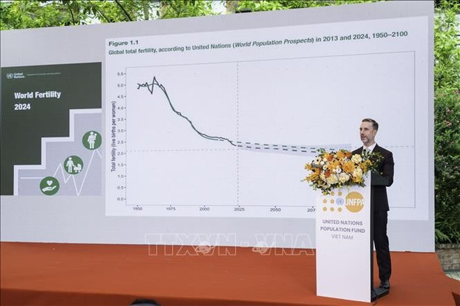 Господин Мэтт Джексон, глава представительства ЮНФПА во Вьетнаме, представляет краткий обзор Доклада о состоянии народонаселения в мире за 2025 год. Фото: предоставлено Вьетнамским информационным агентством (TTXVN). 2-9069.jpg