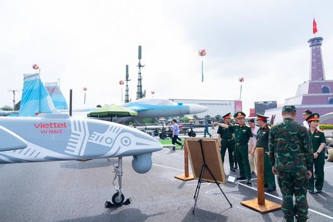 Руководство группы Viettel посетило выставку «80-летний путь Независимости – Свободы – Счастья», проходящую в Национальном выставочном центре с 28 августа по 5 сентября. (Фото: ВИА). 2-3099.jpg