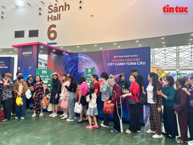 Многочисленные жители и туристы выстраиваются в очередь за билетами на фильмы «Красный дождь» и «Воздушная битва». (Фото: ВИА). 6.jpg