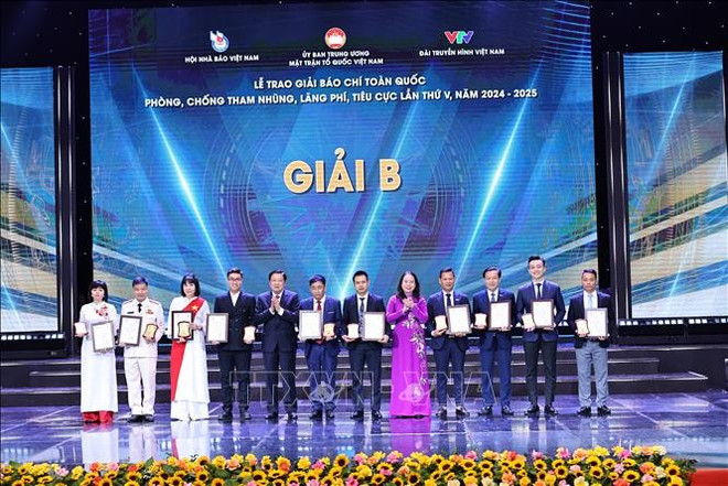 Товарищи Фан Динь Чак, член Политбюро, секретарь ЦК КПВ, заведующий Отделом ЦК КПВ по внутренним делам, и Во Тхи Ань Суан, член ЦК КПВ, вице-президент страны, вручают премии категории B авторам и творческим коллективам. (Фото: ВИА). 12.jpg