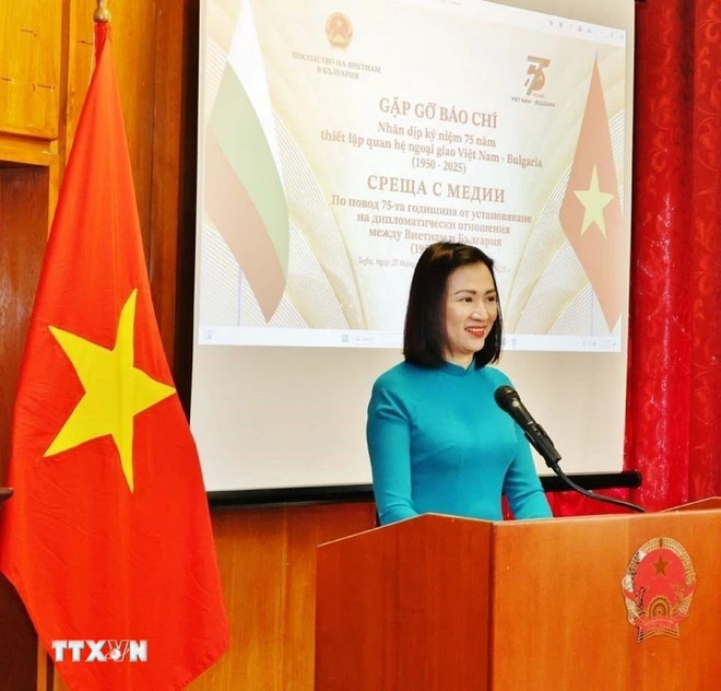 Посол Нгуен Тхи Минь Нгует выступила на мероприятии. (Фото: ВИА) quan-he-huu-nghi-nhan-ky-niem-75-nam-thiet-lap-quan-he-ngoai-giao-8121300.jpg