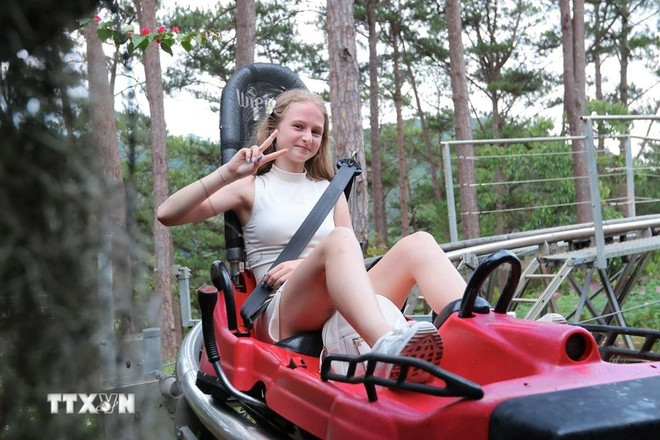 Иностранные туристы катаются на горном аттракционе Alpine Coaster длиной около 2 400 метров. (Фото: ВИА) du-lich-viet-nam-thac-datanla-diem-den-cho-du-khach-thich-cam-giac-manh-8056844-10.jpg
