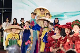 Завораживающие выступления на Фестивале туристического «Аозай» Ханоя 2025. Фото: Департамент туризма Ханоя.