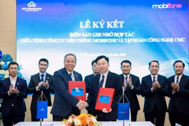 Церемония подписания Соглашения о стратегическом сотрудничестве MobiFone–CMC. Фото: baotintuc.vn.