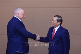 Член Центрального комитета партии, постоянный заместитель Заведующего Отделом ЦК КПВ по пропаганде и политическому воспитанию Лай Суан Мон и председатель Социалистической партии Венгрии (MSZP) Комьяти Имре. Фото: ВИА.