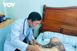 Врач приезжает на дом для осмотра пожилых людей, не способных самостоятельно передвигаться. Фото: ВИА.