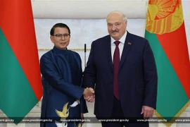 Чрезвычайный и Полномочный Посол Социалистической Республики Вьетнам в Беларуси Нгуен Ван Чунг и Президент Беларуси Александр Лукашенко. Фото: ВИА предоставило.