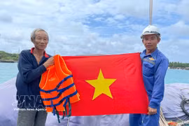 Военно-морские силы вручают рыбакам государственные флаги. Фото: ВИА.
