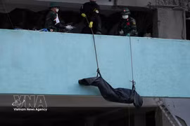 Эвакуация тела погибшего в результате землетрясения в штате Ла-Гуайра. Фото: ВИА.