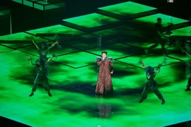 Певец Дык Фук исполняет песню «Фу Донг Тхьен Выонг» на конкурсе. Фото: ВИА.