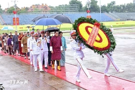 Король и королева Бутана посетили Мавзолей Президента Хо Ши Мина. Фото: ВИА.
