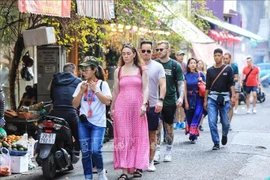 Иностранные туристы посещают квартал Старого города Ханоя. Фото: ВИА.