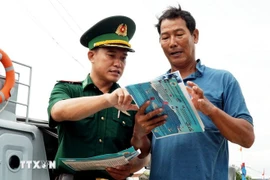 Пограничные силы проводят разъяснительную работу, чтобы рыбаки чётко понимали новые положения и строго соблюдали законодательство при промысле в море. Фото: ВИА.