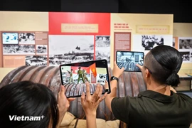 Посетители могут с лёгкостью погрузиться в исторические моменты народа благодаря технологии AR. (Фото: Vietnam+)