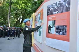 Сотрудники и военнослужащие, задействованные в параде и шествии по случаю 80-летия Августовской революции и Дня национального праздника 2 сентября, посетили Мемориальный комплекс Президента Хо Ши Мина. Фото: ВИА.