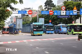 Автобус на улице Хамнги в квартале Бентхань в первый день действия программы бесплатного проезда для жителей города Хошимина. Фото: ВИА.