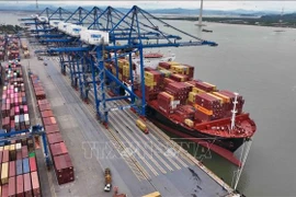 Погрузка экспортных товаров в международном контейнерном порту Хайфонга. Фото: ВИА.