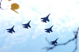 Эскадрилья из пяти истребителей Су-30МК2 отрабатывает полёт в строю «стрела» в подготовке к торжествам по случаю А80. Фото: ВИА.