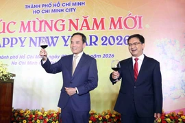 Чан Лыу Куанг (слева), член Политбюро, секретарь Городского партийного комитета города Хошимин, приглашает гостей поднять бокалы в честь Нового года. Фото: ВИА.