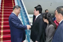 Президент государства Лыонг Кыонг (справа) приветствует Генерального секретаря ЦК Коммунистической партии Китая, Председателя КНР Си Цзиньпина в международном аэропорту Нойбай. (Фото: ВИА)