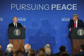 Президент США Дональд Трамп (справа) и президент России Владимир Путин на совместной пресс-конференции на базе «Элмендорф–Ричардсон» в Анкоридже, штат Аляска (США), 15 августа 2025 года. (Фото: ВИА)