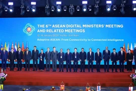 Премьер-министр Фам Минь Тьинь и главы делегаций стран — участников 6-го Совещания министров цифровых технологий АСЕАН (ADGMIN). Фото: ВИА.