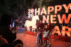 Многие жители пришли к озеру Хоанкием, чтобы сохранить памятные моменты последнего дня 2025 года и встретить Новый 2026 год. Фото: ВИА.