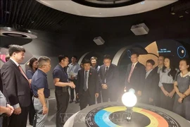 Заместитель Премьер-министра Нгуен Чи Зунг вместе с делегатами посетил экспозицию во Вьетнамском музее космоса. Фото: ВИА.