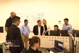 Специалист компании Qarakal Quantum знакомит Посла Нгуен Ки Шона с потенциальными возможностями применения квантовых технологий. Фото: ВИА.
