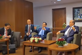 Премьер-министр Фам Минь Тьинь и Премьер-министр Сифи Гриеб совместно проводят рабочую встречу с министерствами, ведомствами и рядом предприятий двух стран для реализации достигнутых договорённостей. Фото: VGP.