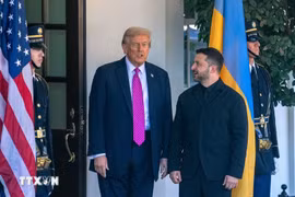 Президент США Дональд Трамп (второй слева) во время встречи с президентом Украины Владимиром Зеленским (справа) в Белом доме в Вашингтоне, округ Колумбия, 17 октября 2025 года. Фото: Синьхуа/ВИА.