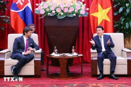 Генерал Лыонг Там Куанг, министр общественной безопасности, принимает господина Роберта Калиняка, Заместителя Премьер-министра, министра обороны Словакии. Фото: ВИА.