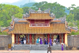 Туристы посещают туристические объекты в городе Хюэ. Фото: ВИА.