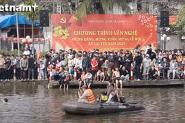 Парни из деревни Лаййен смело ныряют в холодную воду в надежде поймать утку на удачу. Фото: ВИА.