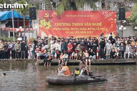 Парни из деревни Лаййен смело ныряют в холодную воду в надежде поймать утку на удачу. Фото: ВИА.