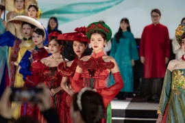 Завораживающие выступления на Фестивале туристического «аозай» Ханоя – 2025. Фото: Департамент туризма Ханоя.