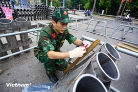 Монтажные работы выполняются с особой тщательностью в целях обеспечения безопасности. Фото: Vietnam+.