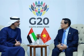 Премьер-министр Фам Минь Тьинь (справа) встречается с наследным принцем Абу-Даби Халедом бин Мохамедом Аль Нахаяном 22 ноября. Фото: ВИА.