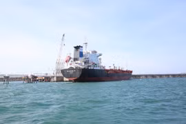 Судно «Au Lac Eagle» Генеральной компании по торговле и импорту-экспорту Thanh Le принимает партию бензина E10 RON95 в порту Jetty Нефтеперерабатывающего завода Зунгкуат. Фото: https://nangluongvietnam.vn/