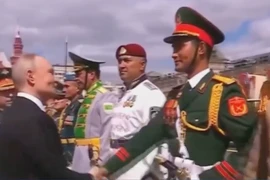 Президент Путин пожал руку вьетнамскому военнослужащему на Красной площади. Фото: ВИА.