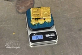 4 пассажира изощрённо скрывали на теле металлические слитки жёлтого цвета, главным образом в нижнем белье, чтобы обойти контроль со стороны компетентных органов. (Фото: Vietnam+)