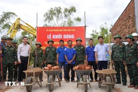 Руководство провинции Даклак вместе с жителями коммуны Тюианбак провело церемонию закладки фундамента для строительства жилья. Фото: ВИА.