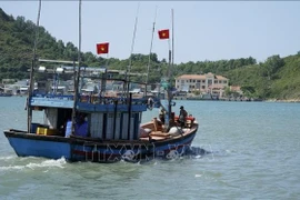 Рыболовное судно рыбаков провинции Зялай выходит в море. Фото: ВИА.