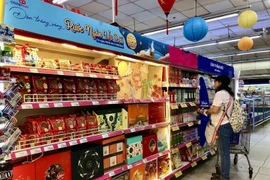 Покупатели выбирают товары в супермаркете Co.op на улице Нгуен Динь Чиеу, город Хошимин. (Фото: ВИА)