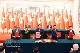 Церемония подписания меморандума о сотрудничестве между Организационным отделом Центрального комитета Коммунистической партии Вьетнама и Организационным отделом Центрального комитета Коммунистической партии Китая, а также меморандума между Министерством строительства Вьетнама и Государственным комитетом по развитию и реформам Китая о реализации сотрудничества в подготовке кадров для железнодорожной отрасли с целью повышения потенциала железнодорожных кадров Вьетнама. Фото: ВИА.