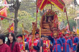 Церемония шествия с алтарным троном и ритуальной табличкой. Фото: ВИА.